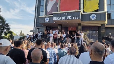 Ücretlerini alamayan işçiler Buca Belediyesi binası işgal etti