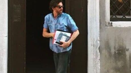 Muere Diego Borella, asistente de direción de 'Emily in París' tras desmayarse en pleno rodaje a los 47 años