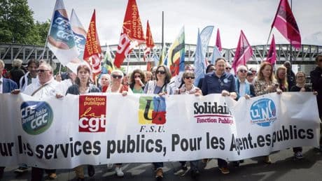 « Cela ne tient plus que par nous et on n’en peut plus » : des fonctionnaires à bout de souffle mobilisés pour la survie des services publics