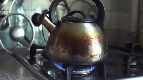 Yüzüne bakmadığınız çaydanlıklar yeni gibi olacak! Ne kir ne de kireç… Çaydanlığınız elmas gibi parlayacak