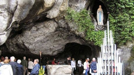 Guarita da sclerosi dopo un bagno a Lourdes. I medici si arrendono: "Inspiegabile"