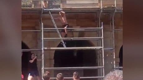Un vecino espanta a varios ingleses que trataban de escalar a su balcón a través de un andamio