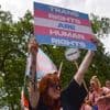 „Koordinierte Anti-Trans-Kampagnen“: So ernst ist die Lage von trans Personen in Europa