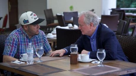 Un senador demócrata se reúne en El Salvador con el deportado por error por Trump y secuestrado por Bukele