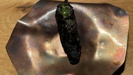 El menú del horror: ¿Se puede servir un plato con fotos de niños hambientos o el sonido de un bombardeo?