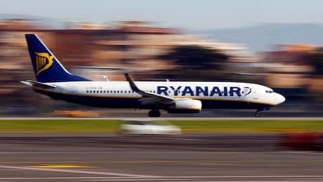 En guerre contre la «taxe astronomique» sur les billets d’avion, Ryanair supprime trois dessertes en France