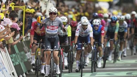 Philipsen, primer líder de un Tour con taquicardia y sustos