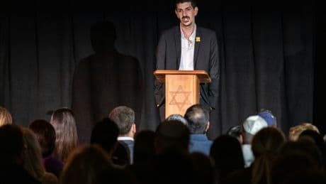 Un ancien otage du Hamas, Or Levy, raconte sa captivité à la communauté juive d'Afrique du Sud