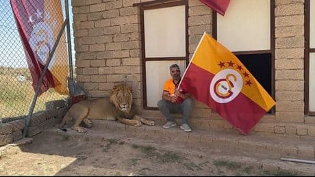 Galatasaraylı taraftar şampiyonluğu aslanlarıyla kutladı