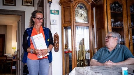 « Elle apporte bien plus que des repas » : Naïma, postière, livre des petits plats à domicile