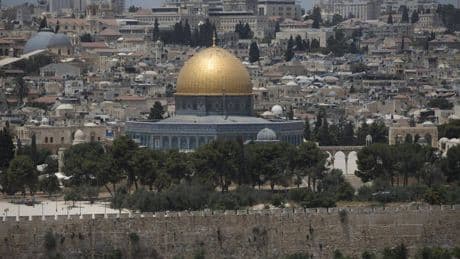 Gerusalemme, arrestato il Gran Muftì ad al-Aqsa. Idf: "Sì al lancio di cibo su Gaza"