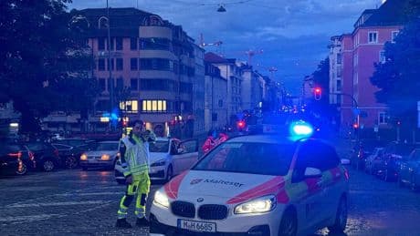 München: Frau sticht auf Menschen ein - Polizei erschießt sie