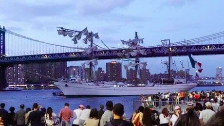 Nave contro il ponte di Brooklyn: la perdita di potenza durante la manovra, i tre alberi spezzati e il panico. Cosa è successo
