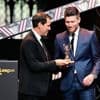 Bondscoach Garcia overhandigt Pocognoli prijs voor Trainer van het Seizoen op Pro League Awards, ook Jashari valt in de prijzen
