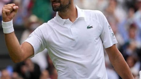 Wimbledon in London: Djokovic kämpft sich vor den Augen Federers ins Viertelfinale