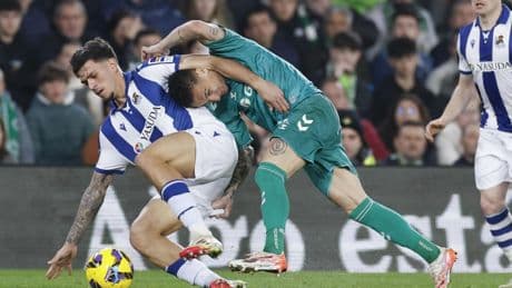 El Betis sube la oferta por Javi López, a la espera de liberar masa salarial, y parece satisfacer a la Real