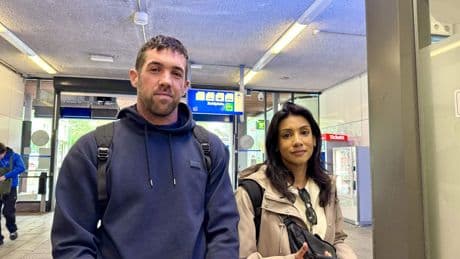 Teleurgestelde toeristen gestrand op stations door NS-staking: ’That sucks’