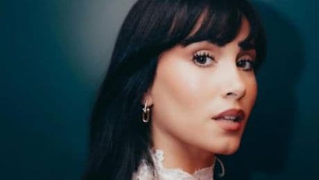 Aitana desafía el calor con ropa de invierno y paraliza las redes con el motivo: &quot;Me va a venir la regla&quot;