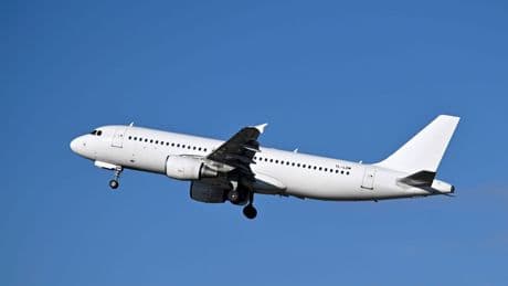 Experten warnen vor Gefahr: Wer günstig reisen will, soll im Flugzeug künftig stehen