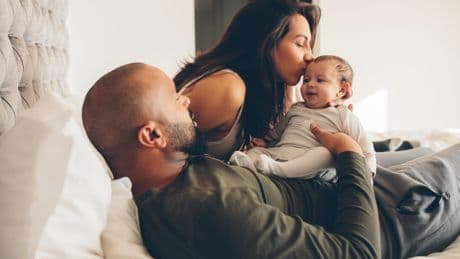 Vous chantez pour votre bébé ? Voici pourquoi vous devez continuer !