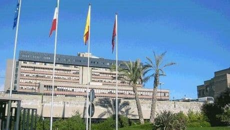 Catania, prof palpa il seno a una studentessa e viene assolto: «Poca pressione e nessuna allusione sessuale»