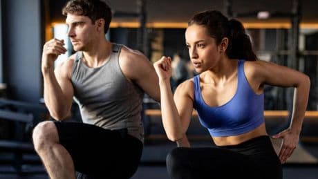 Equípate con Under Armour sin arruinarte: descuentos de hasta el 50% en ropa y accesorios deportivos
