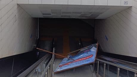 Maltepe metro istasyonunda üzerine reklam panosu düşen kadın yaralandı