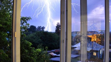 Bei Gewitter richtig reagieren: Fenster öffnen oder geschlossen halten?