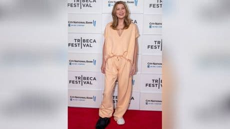 Ellen Pompeo: Mit schwarzer Fußschiene auf dem Red Carpet
