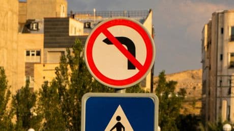 Pourquoi de plus en plus de villes veulent vous interdire de tourner à gauche