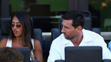 Miami: Lionel Messi und seine Frau Antonela strahlen in die Coldplay-Kiss-Cam