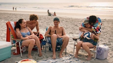 Belly moet kiezen tussen twee broers: tienerseries omarmen de driehoeksverhouding