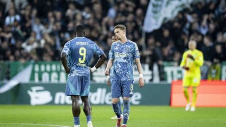 Ajax verspeelt in laatste seconden zege in Groningen, PSV heeft kampioenschap in eigen hand