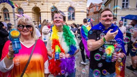 CSD-Parade in Schwerin: Mehr als 1.000 Menschen feiern bei Christopher Street Day