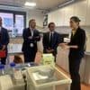 Delegation der EU in Köpenick: Eine kleine Chemie-Firma zeigt, wie man die Wirkstoffproduktion zurück nach Europa holen kann