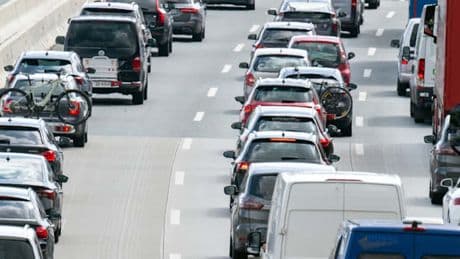ADAC warnt vor langen Autofahrten - Alle 16 Bundesländer unterwegs in den Sommerferien