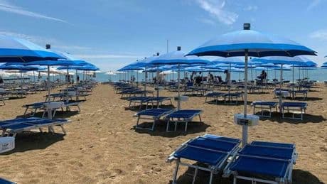 Caldo, come difendersi dall?afa: in città attenzione all'asfalto e finestre chiuse, al mare mangiare frutta, in montagna con gli occhiali da sole
