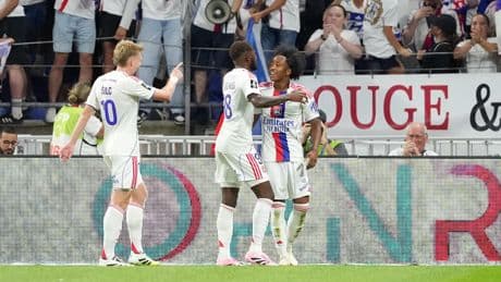 Ligue 1 : séduisant vainqueur de Metz, Lyon s’installe aux avant-postes