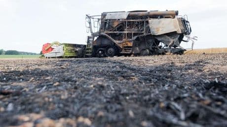 Brände: Mähdrescher gerät bei Erntearbeiten in Brand