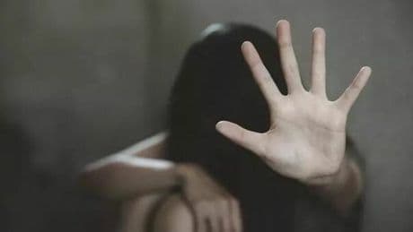 Assolti dall'accusa di stupro due 30enni, la sentenza choc: «La 18enne era consenziente anche se ubriaca». Tra gli imputati un'ex calciatore del Ravenna