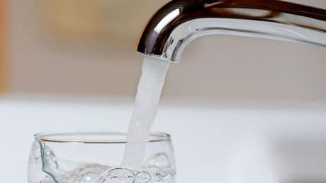 Versorgungssicherheit: Umfrage: Trinkwasserangebot trotz Trockenheit gesichert