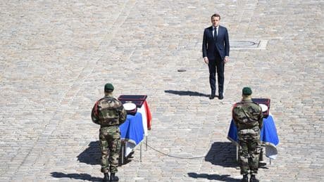 Pourquoi Emmanuel Macron a rendu hommage à deux commandos marine, Cédric de Pierrepont et Alain Bertoncello