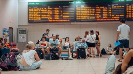 Un incendio obliga a suspender la circulación de trenes de alta velocidad entre Madrid, Valladolid y Gijón