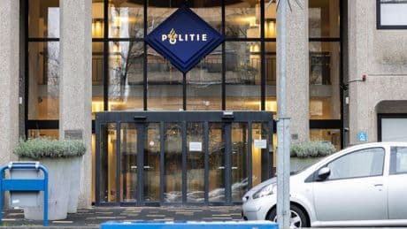 Dronken man gaat ervandoor met auto politiemedewerker en ramt politiebureau