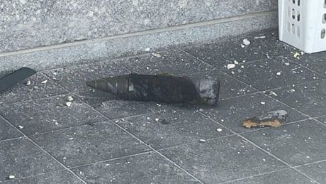 Mitten in der Stadt Azor - Iran bombardiert Israel mit Streumunition