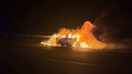 Auf der Autobahn 5: Technischer Defekt - Auto brennt komplett aus