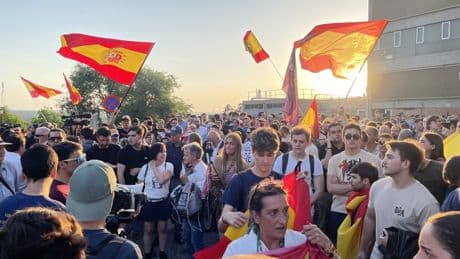 Cientos de personas en la concentración contra Sánchez en Moncloa en la que han estado Abascal y Millán