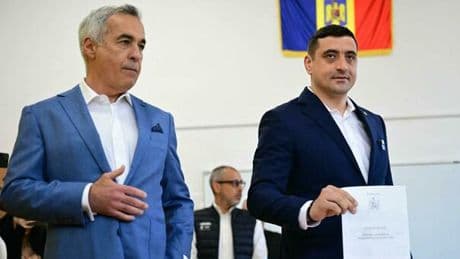 Romania, Georgescu al seggio con Simion, il candidato dell'ultradestra. Si vota per le elezioni di novembre poi annullate