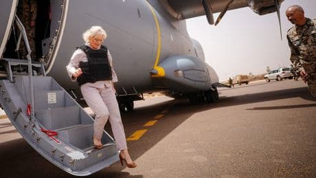 Helme, Helis und High Heels - Das steht im Buch von Ex-Ministerin Lambrecht