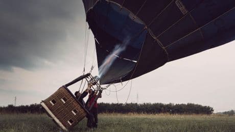 Una embazada muere en el aterrizaje forzoso de un globo aerostático